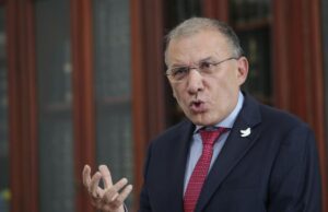 Roy Barreras admite impacto electoral por liberación de jefes criminales y crece polémica en Antioquia