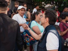 “¿Si están preparados, por qué no debaten?”: Caicedo pone a correr a Cepeda, Paloma y De la Espriella Candidato carlos caicedo saludando a una señora