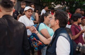 “¿Si están preparados, por qué no debaten?”: Caicedo pone a correr a Cepeda, Paloma y De la Espriella Candidato carlos caicedo saludando a una señora