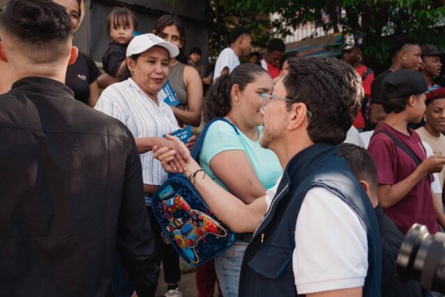 Candidato carlos caicedo saludando a una señora
