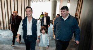 El Profe Caicedo y la reforma de fondo: federalismo, gestión local y una izquierda que quiere ejecutar Caicedo y Alarcón caminando de la mano de un niño