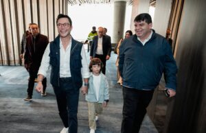 El Profe Caicedo y la reforma de fondo: federalismo, gestión local y una izquierda que quiere ejecutar Caicedo y Alarcón caminando de la mano de un niño