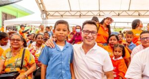 Billones quietos, jóvenes esperando: la propuesta del «Profe» Caicedo para obtener resultados Carlos Caicedo con un niño en evento por la educación en el Magadalena.