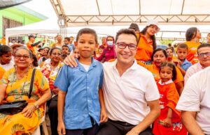 Billones quietos, jóvenes esperando: la propuesta del «Profe» Caicedo para obtener resultados Carlos Caicedo con un niño en evento por la educación en el Magadalena.