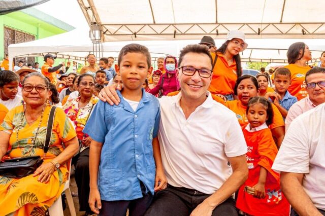 Carlos Caicedo con un niño en evento por la educación en el Magadalena.