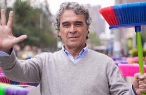 Fajardo volvió a la escoba: el símbolo viejo con el que intenta salvar su campaña Fajardo sosteniendo una escoba y levantando la mano en numero 5.