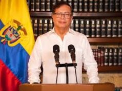 Presidente de Colombia menciona un plan para desafíos externos e internos Presidente Gustavo Petro, micrófonos, libros