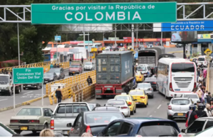 El segundo trimestre arranca con ruido político y dudas económicas Puente Internacional Rumichaca, camiones y autos pasando, Carte que dice Gracias por su visita a Colombia