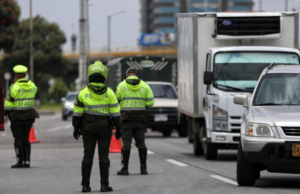 Así vuelve el pico y placa en Colombia tras Semana Santa: restricciones, horarios y multas Reten policial, vehículos, conos, 3 policías para el pico y placa