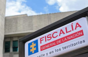 Fiscalía aclaró las condiciones de la suspensión de las 23 órdenes de captura de grupos armados Imagen del logo de la fiscalia de la nacion, logo de radio caracol