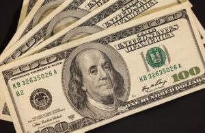 Dólar en Colombia cae a $3.578 y marca su nivel más bajo en años este 15 de abril